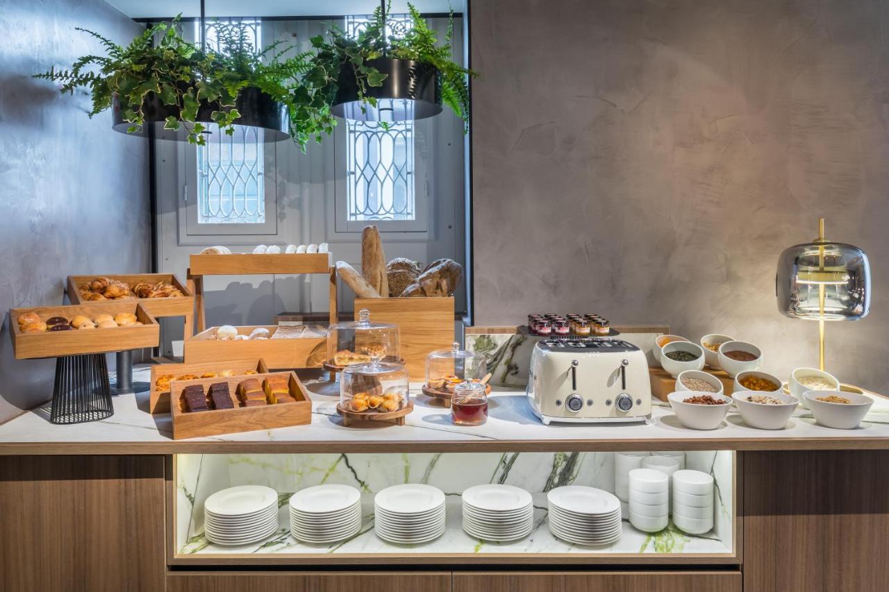 Barcelo Funchal Oldtown Funchal (Madeira) Exterior foto The buffet at the lounge
