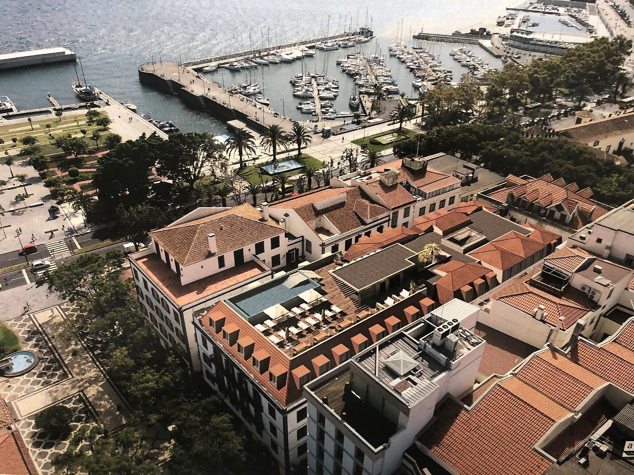 Barcelo Funchal Oldtown Funchal (Madeira) Exterior foto The rooftop pool at the Hotel de la Paix